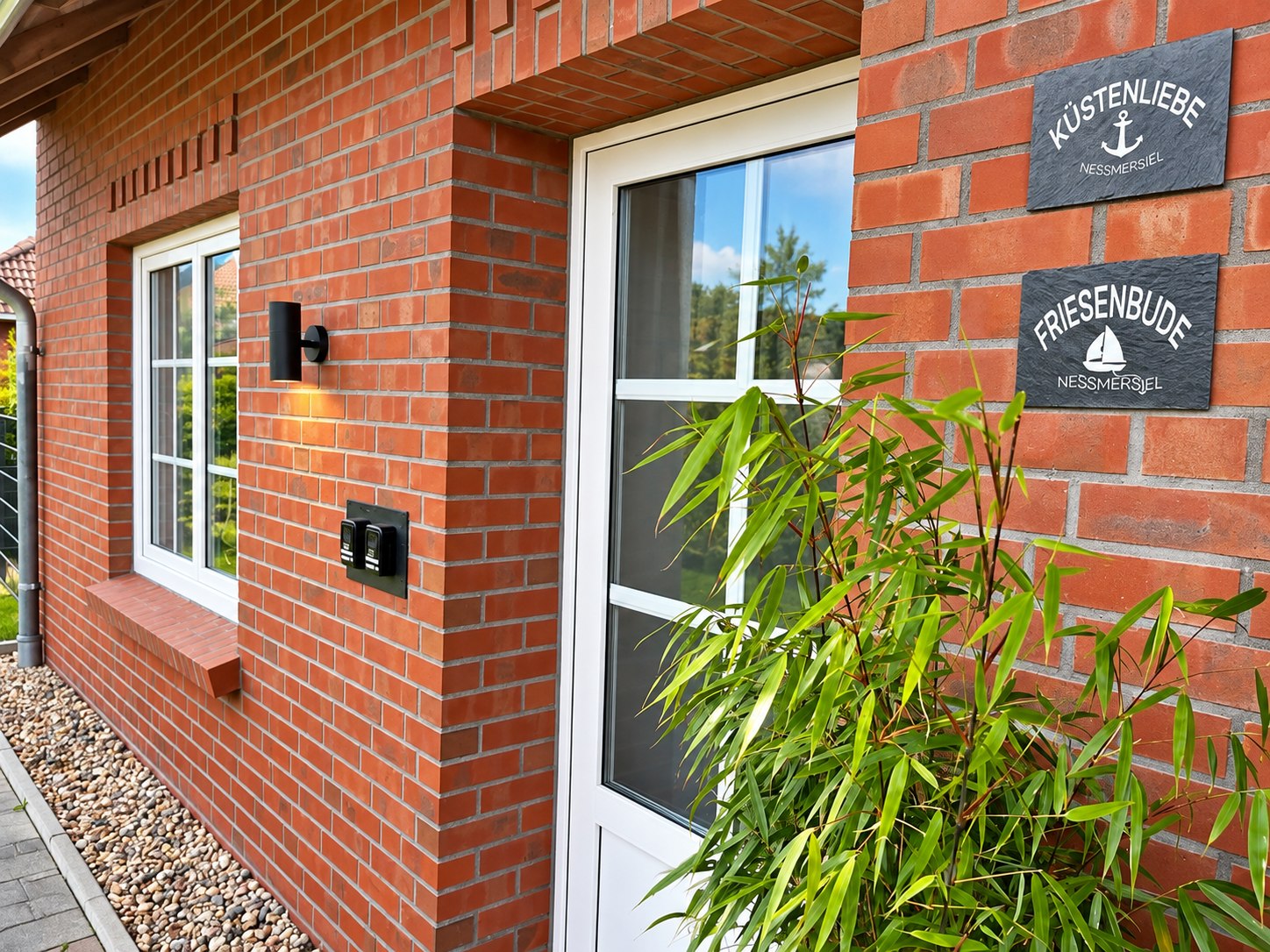 Eingang der Ferienwohnung Küstenliebe mit Schild