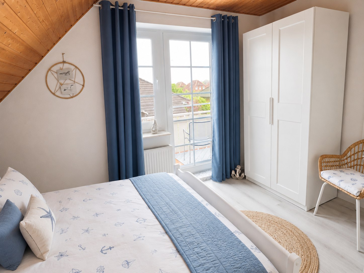 Schlafzimmer mit Kleiderschrank